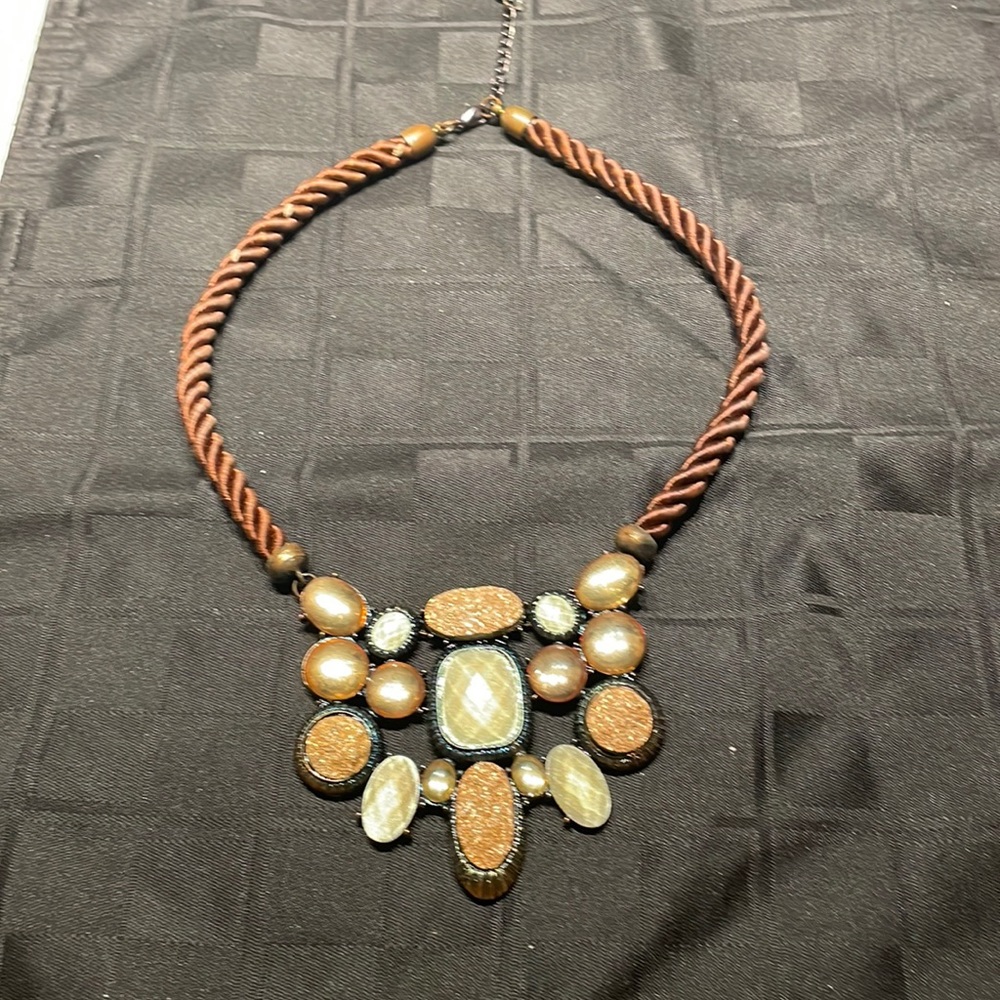 Neutral color necklace with rope neck